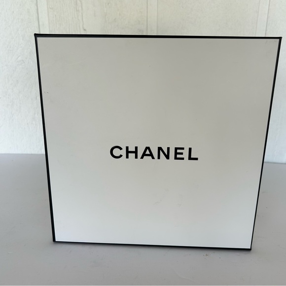 CHANEL GIFT BOX - Picture 2 of 11